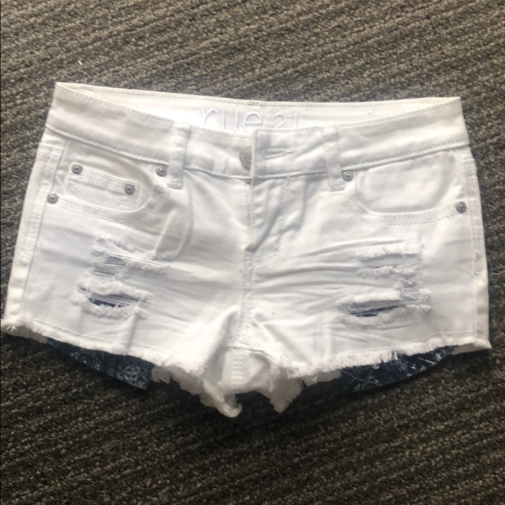 Never worn Rue 21 white shorts size 1/2
